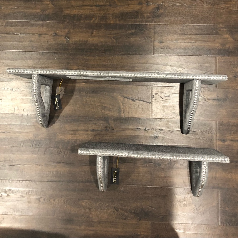Tainaki shelves